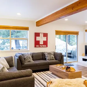 In Out, Great Location, Free Shuttle Bus Holiday home Whistler