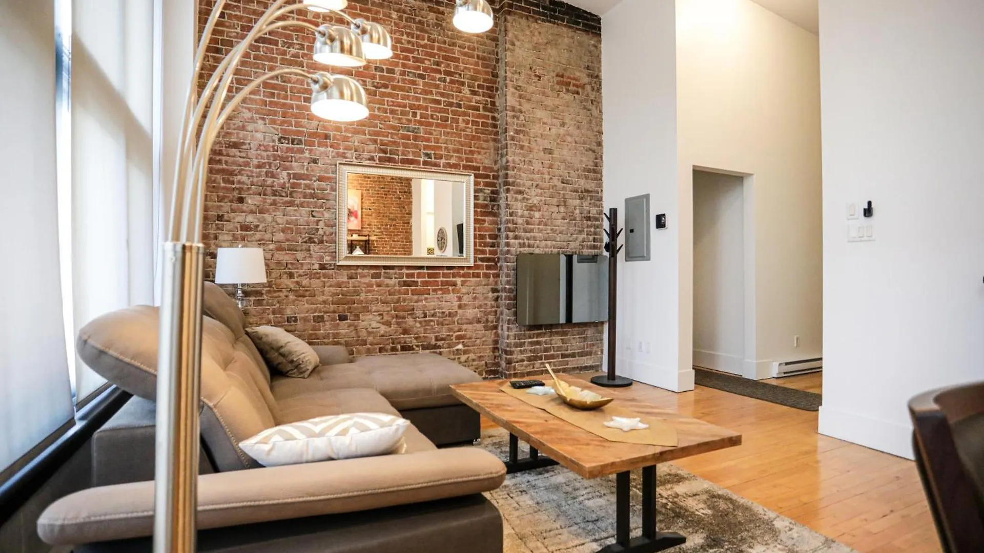 Elegant 1 Bedroom Apartment In Old Port - 202 Montreal